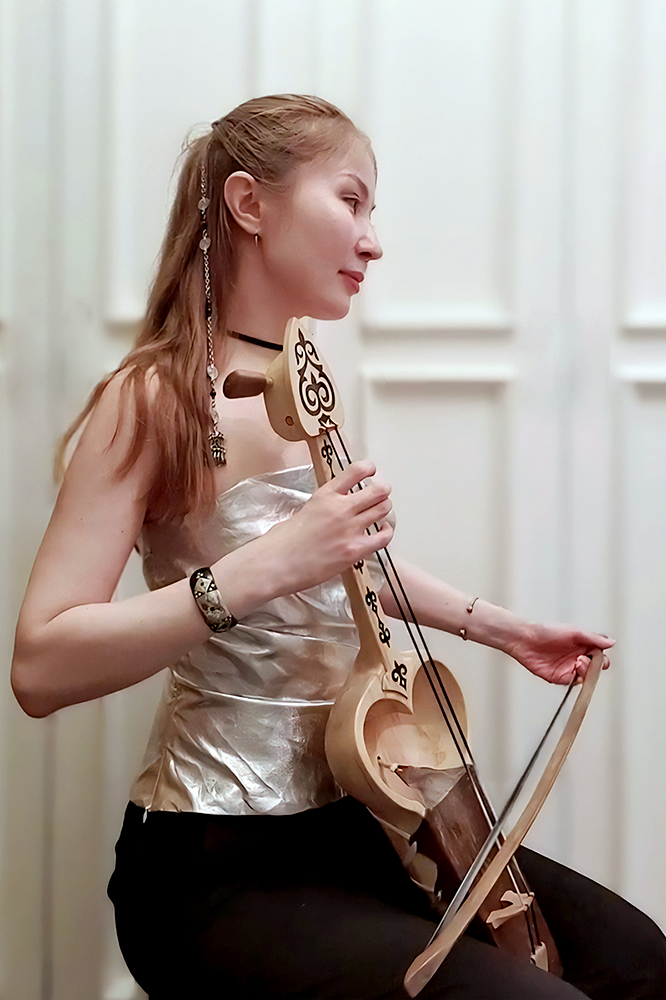 Айгерим Тажи играет на кобызе